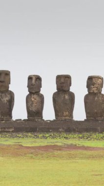 Ahu Tongariki 'deki Moais, Paskalya Adası' ndaki en büyük ahu, Rapa Nui..