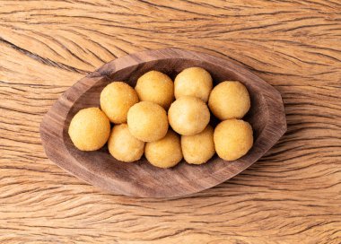 Tipik Brezilya atıştırmalık peynir topu ahşap bir masanın üzerinde..