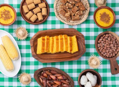 Ekose kumaştan yapılmış tipik Brezilya Haziran festivali yemekleri. Festa junina.