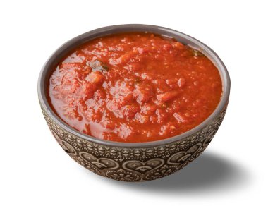 Beyaz arka planda izole edilmiş bir kasede domates sosu..