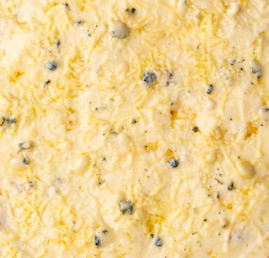 Dört peynirli pizza, domates, kekik ve beyaz arka planda izole edilmiş zeytinler..