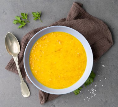 Balkabağı ve kurutulmuş et çorbası taştan bir arka planda..