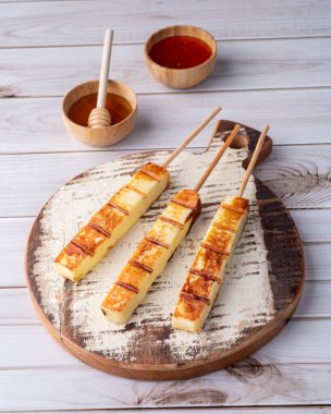 Tahtada ızgara Rennet ya da Coalho peyniri ve şeker şurubu..