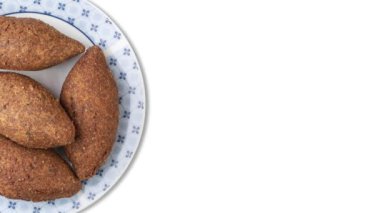Geleneksel Arap kızarmış kibbeh kopyalama alanı ile beyaz arkaplan üzerinde izole.