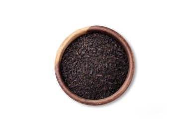 Beyaz arka planda izole edilmiş, siyah çay yaprakları..