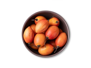 Beyaz arka planda izole edilmiş bir kasedeki Tamarillos ya da ağaç domatesleri.