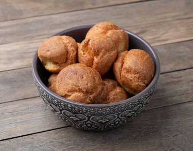 Broa, tipik Brezilya mısır unu ekmeği ahşap masanın üzerinde bir kasede..