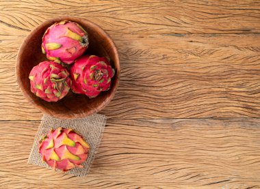 Pitayas veya Dragon meyveleri kopya alanı olan ahşap masa üzerinde.