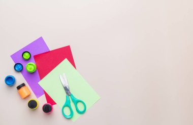 Okulun arka planına dönelim. Açık kahverengi arkaplan üzerinde kopya alanı olan okul arzı.