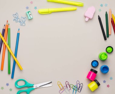 Okulun arka planına dönelim. Açık kahverengi arkaplan üzerinde kopya alanı olan okul arzı.