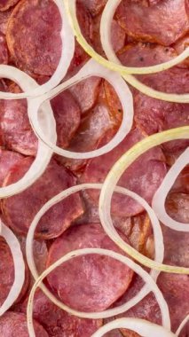 Calabrese sosisi ve soğanlı pizza..