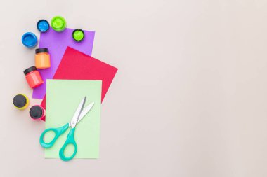 Okulun arka planına dönelim. Açık kahverengi arkaplan üzerinde kopya alanı olan okul arzı.