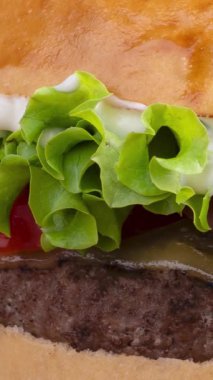 Salatalı, domatesli ve mayonezli çizburger..