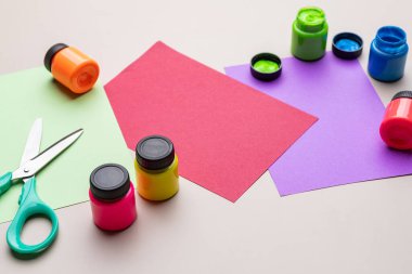 Fotokopi alanı açık kahverengi arkaplan üzerine boya, kağıt ve okul desteği.