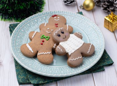 Geleneksel Noel kurabiyeleri ahşap bir masanın üzerinde..