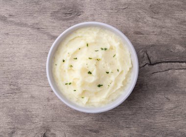 Tahta masanın üzerinde patates püresi..