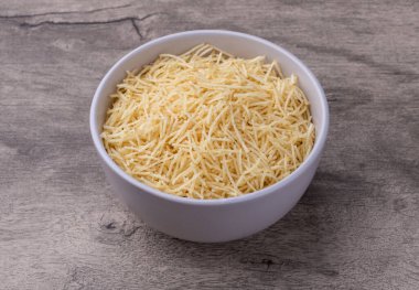 Patates kamışı ya da tahta masanın üzerinde bir kasede patates..