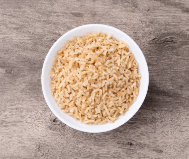 Kahverengi pirincin tamamını ahşap bir masada pişirdim..