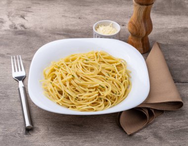 Sarımsaklı ve zeytinyağlı spagetti..