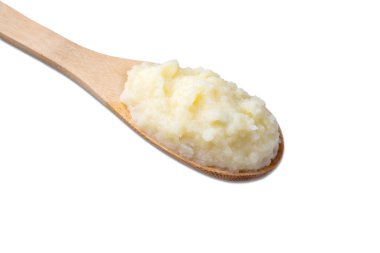 Beyaz arka planda izole edilmiş bir kaşıkta patates püresi..