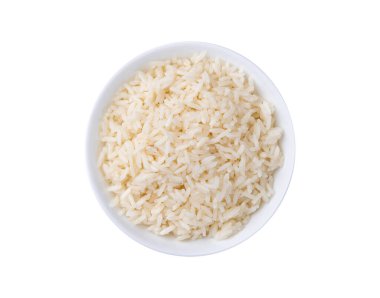 Beyaz arka planda izole edilmiş bir kasede beyaz pirinç pişirdim..