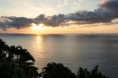 Brezilya 'da bir plajda bulutlu gün batımı.