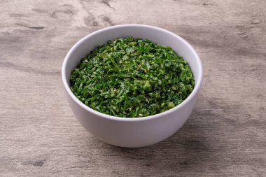 Pişmiş lahana şeritleri, tipik Brezilya feijoada turpu ahşap masanın üzerinde bir kasede..