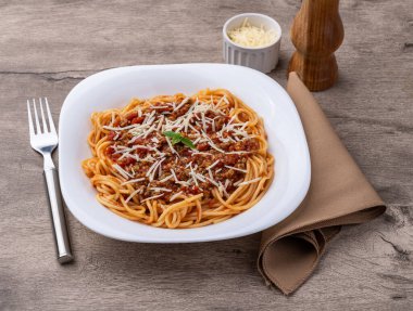 Bolonez soslu spagetti makarna, fesleğen ve parmesan peyniri..