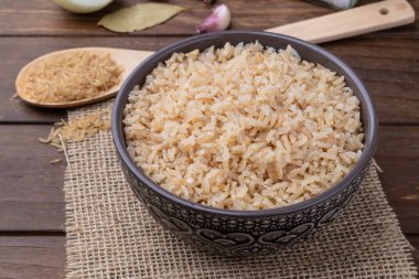 Kahverengi pirincin tamamını ahşap bir masada soğan, defne yaprağı ve sarımsakla pişirdim..