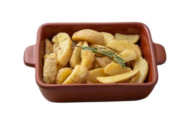 Beyaz arka planda izole edilmiş bir tabakta pişmiş patates..