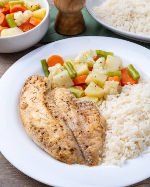 Izgara tilapia mı yoksa pirinç ve sebzeli Aziz Peter mı?.