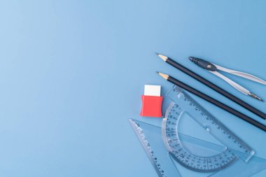 Okulun arka planına dönelim. Kopya alanı olan açık mavi arkaplan üzerindeki okul arzı.