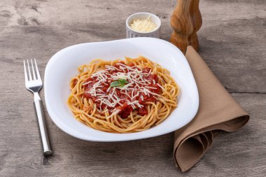 Domates soslu spagetti makarna ve parmesan peyniri.