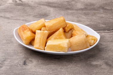 Geleneksel Brezilya kızartması, ahşap masanın üzerinde bir tabakta..