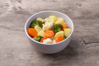 Ahşap bir masanın üzerinde sebze pişirdim..