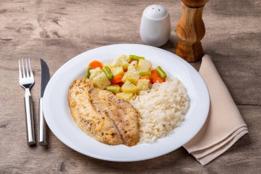 Izgara tilapia mı yoksa pirinç ve sebzeli Aziz Peter mı?.