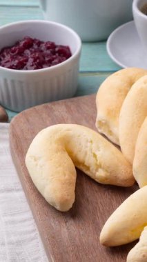 Chipas, tipik Güney Amerika peynirli çörek, kahve ve reçelli..