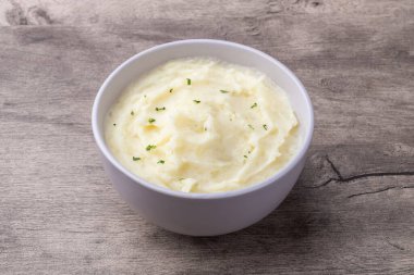 Tahta masanın üzerinde patates püresi..