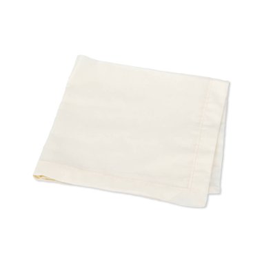 Katlanmış bej renkli peçete beyaz arkaplanda izole edilmiş..