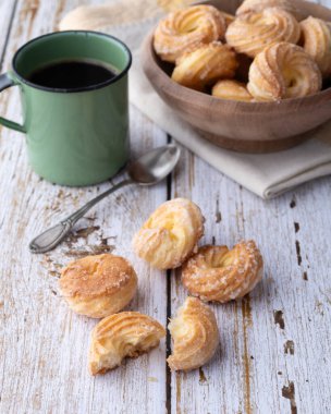Samanta, tipik Brezilya şekeri, ahşap masanın üzerinde kahve kaplı bisküvi..