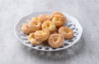 Samanta, tipik Brezilya şekeri ahşap masanın üzerinde bisküvi.