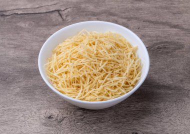 Patates kamışı ya da tahta masanın üzerinde bir kasede patates..