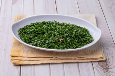 Pişmiş lahana şeritleri, tipik Brezilya feijoada turpu ahşap masanın üzerinde bir kasede..