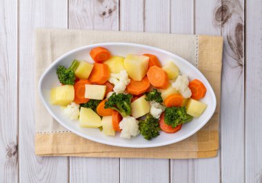 Ahşap bir masanın üzerinde sebze pişirdim..