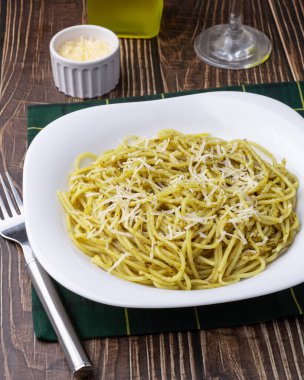 Pesto soslu ve parmesan peynirli İtalyan makarnası..