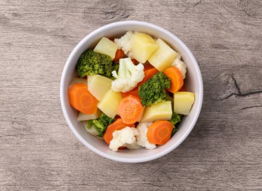 Ahşap bir masanın üzerinde sebze pişirdim..