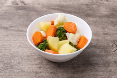 Ahşap bir masanın üzerinde sebze pişirdim..