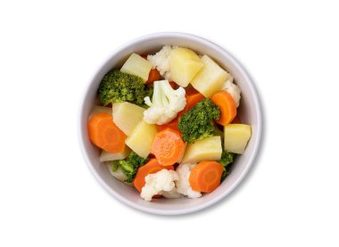 Beyaz arka planda izole edilmiş bir tabakta pişirilmiş sebzeler.