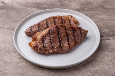 Ahşap bir tabakta ızgara Picana bifteği..