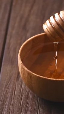 Tahta kaplı küçük bir kasede bal